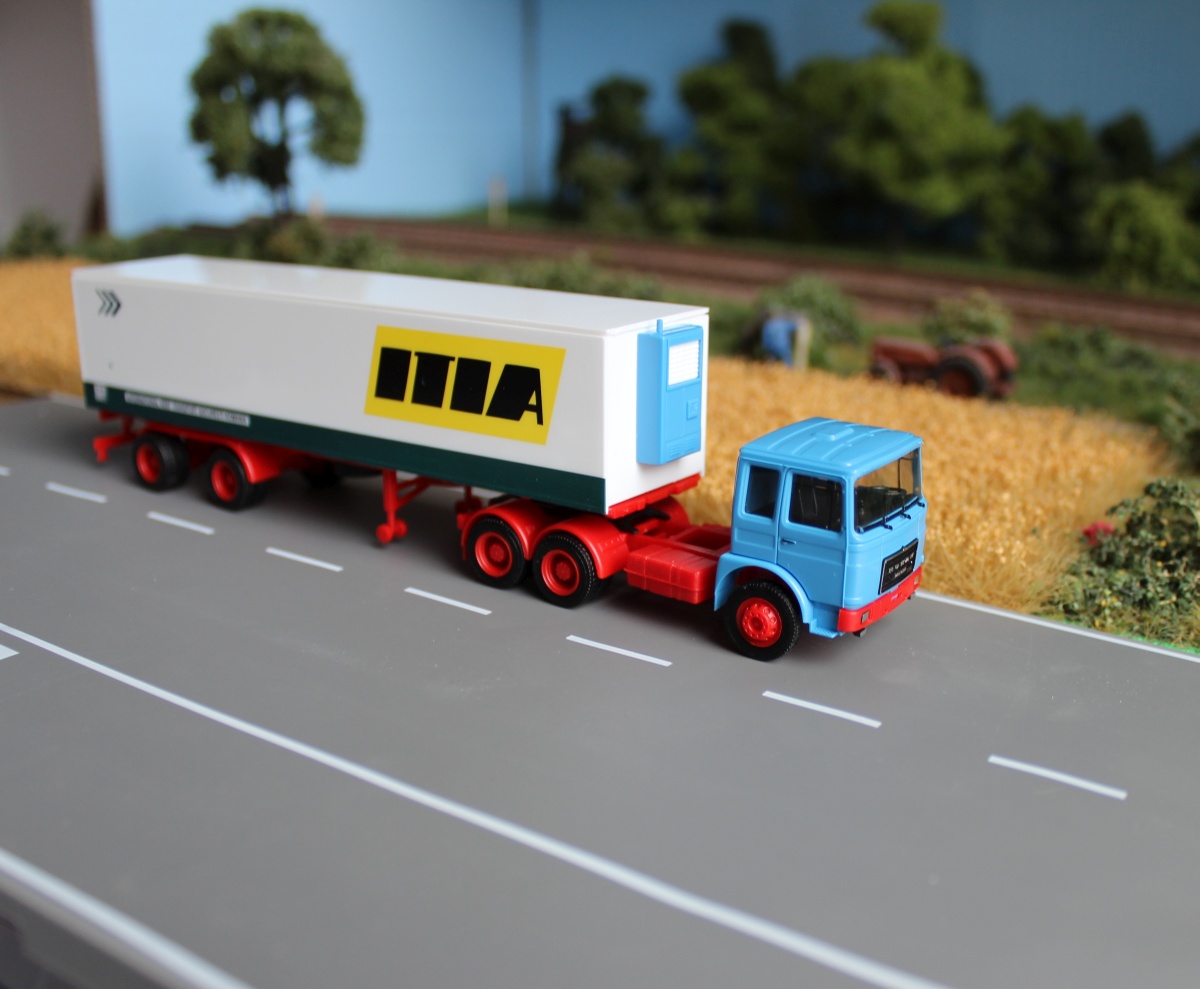 Herpa Roman Diesel 3-axe Tracteur, fidèle à l'échelle Originale 1